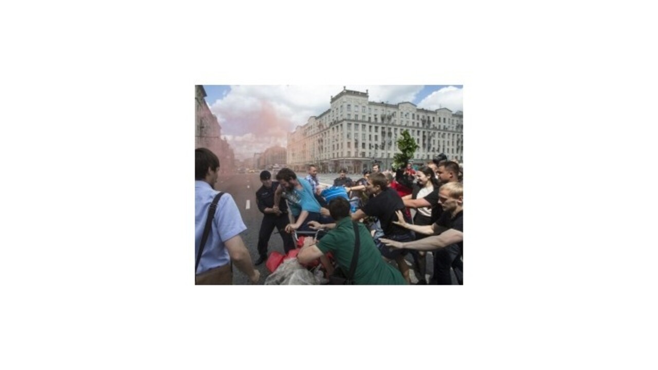 V Moskve protestovali odporcovia aj prívrženci homosexuálov, viacerých zatkli